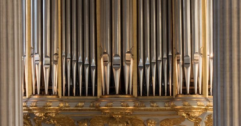 L'architecture classique française comme l'officiel du spectacle des monarques et de la cour royale